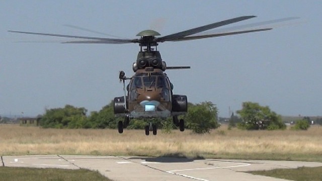 Късно снощи военнослужещи с хеликоптер Кугар спасиха и транспортираха тежко пострадал