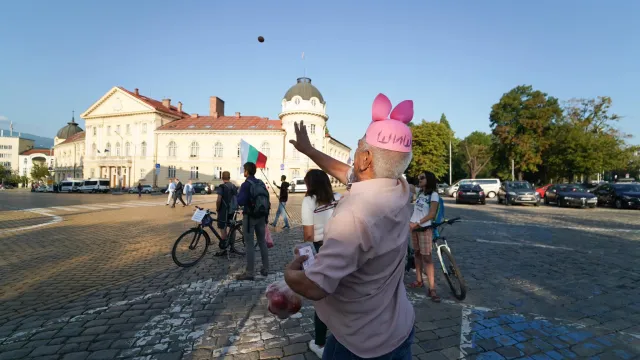 Опит за блокада: Протестиращи замерят сградата на парламента с яйца