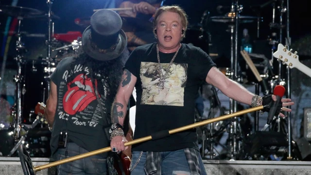 Guns N' Roses изпълниха новата песен „Absurd“ на концерта си в Бостън
