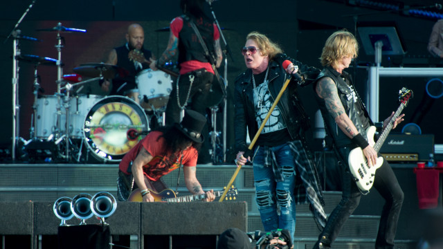 Guns N' Roses представиха официална студийна версия на новата песен „Absurd“