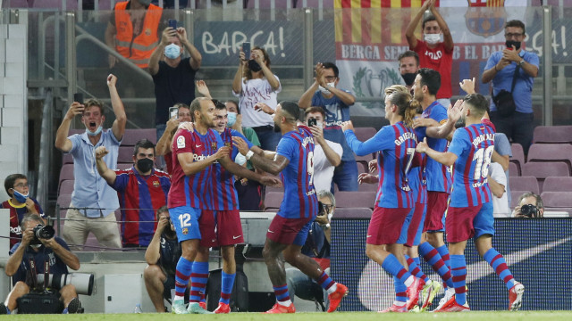 Барселона ще се изправи срещу Наполи в най напечения сблъсък от