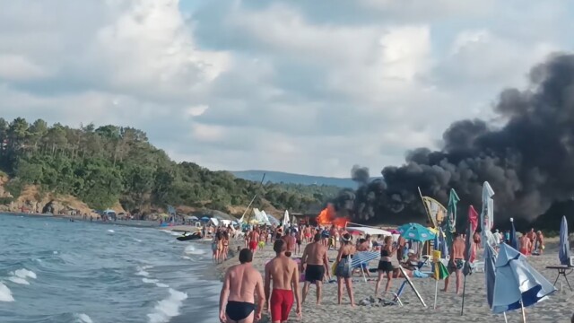Изгоря бар на централния плаж в Китен