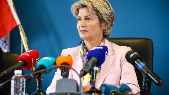 Министърът на младежта и спорта Весела Лечева освобождава от длъжност
