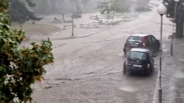 Проливен дъжд доведе до наводнение в Карлово Някои от улиците са