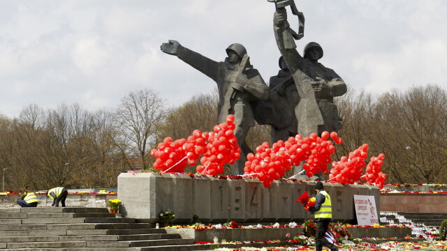 Демонтират паметника на съветската армия в Парка на победата в