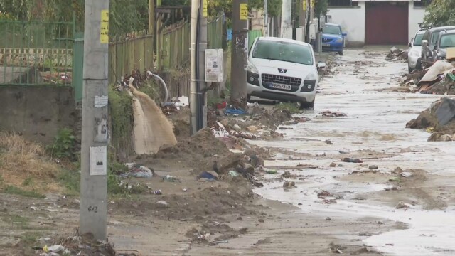 Проливен дъжд в Карлово отново наводни Гимназията по жп транспорт