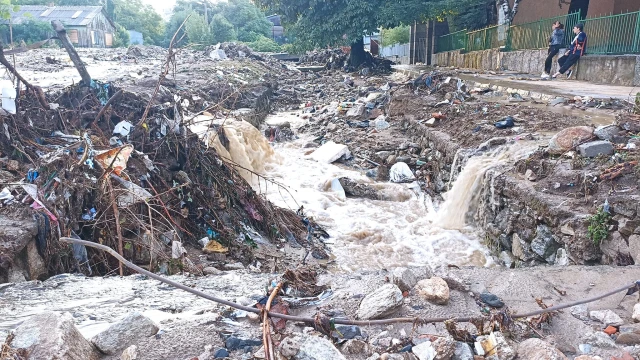 Борбата с последствията от наводненията в Карловско продължава Водата в