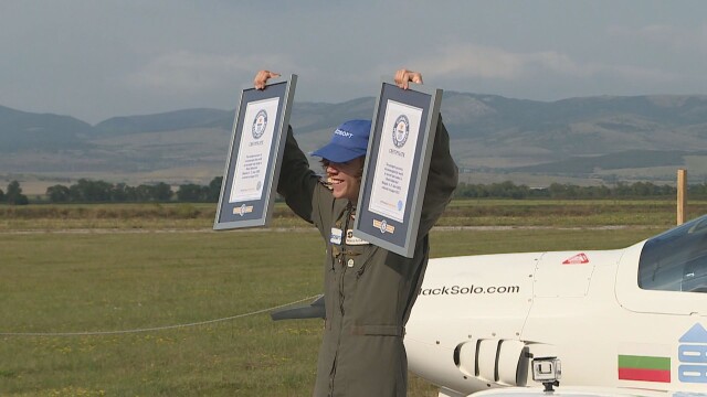 Нов световен рекорд в авиацията Най младият пилот който обикаля сам