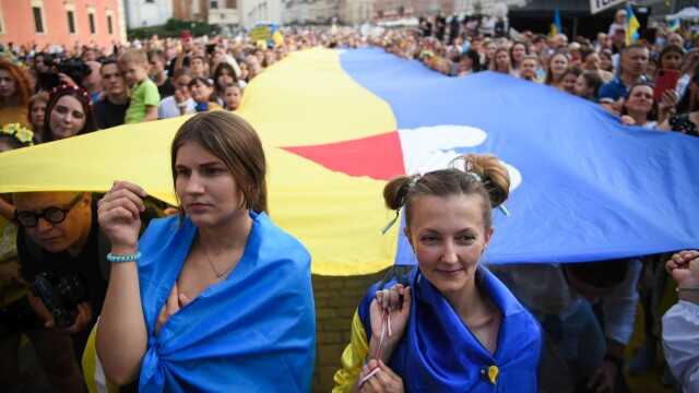 Западният свят демонстрира солидарност с Украйна докато страната отбелязва своята