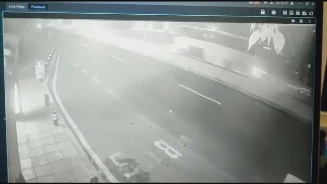 Кадри от охранителни камери показват част от гонката между автобус