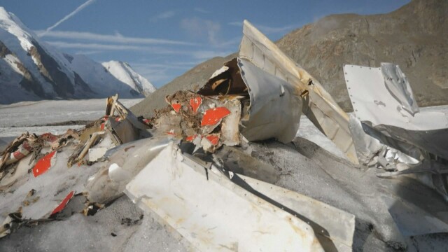 Топенето на глетчерите в Швейцария разкри малък самолет разбил се