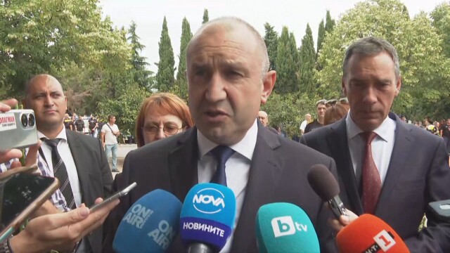 Президентът Румен Радев отиде в Бургас за да изрази съболезнования