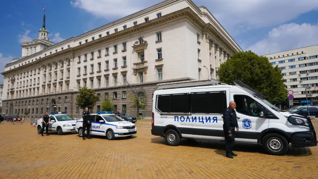 Минута мълчание пред БНБ за загиналите полицаи в Бургас