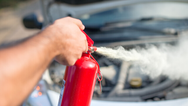 През летните месеци опасността от пожар в автомобила е най