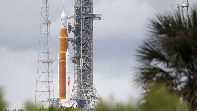 Ден след отложения старт на излитането на мега ракетата на НАСА