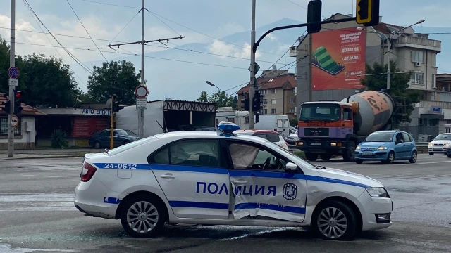 Лек автомобил удари полицейска кола на кръстовището на ул Житница