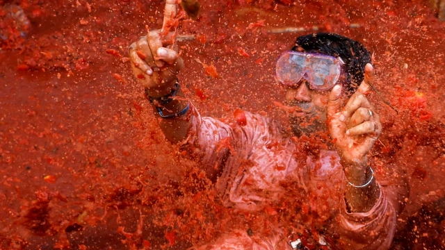 Известният традиционен бой с домати Ла томатина във Валенсия беше
