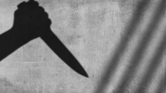 Полицейски служител е намушкан с нож в гърдите в Казанлък