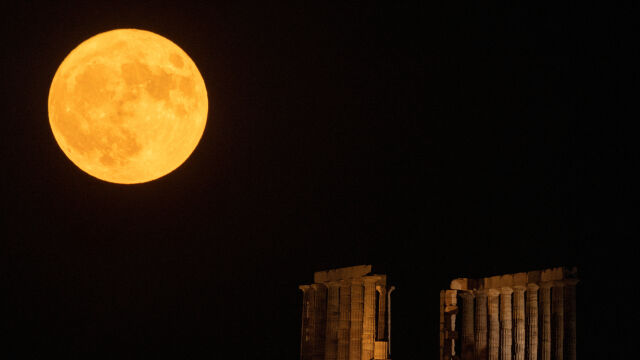 Суперлуна огря тази нощ Заснета е над храма на Посейдон