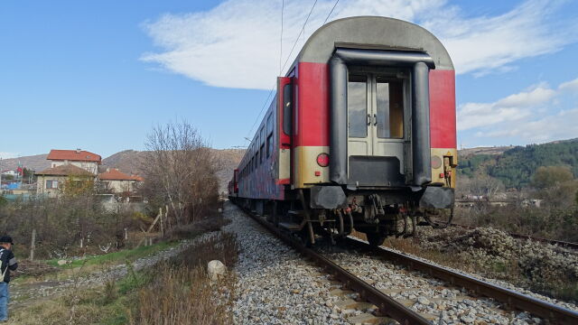 Бързият влак София – Варна е спрял по спешност в