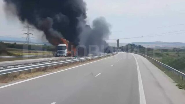 Камион натоварен с пластмасови изделия се запали на магистрала Марица