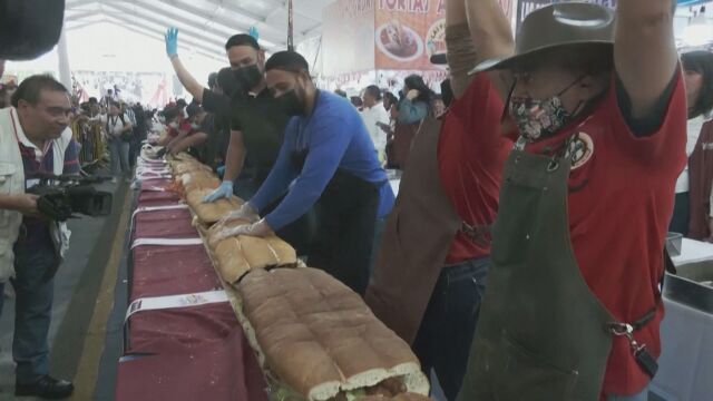 Мексиканци подобриха световния рекорд за най дълъг сандвич 100 готвачи направиха