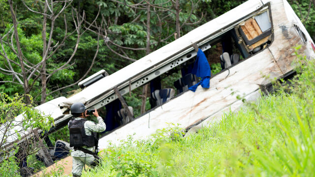 Най малко 18 души са загинали когато туристически автобус е паднал в