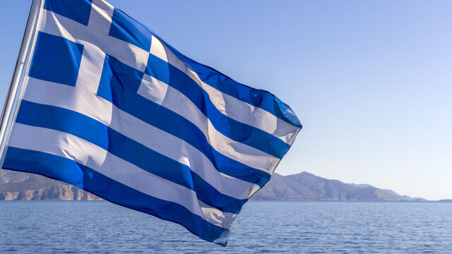 35 годишен българин е арестуван след като е свалил гръцкия флаг