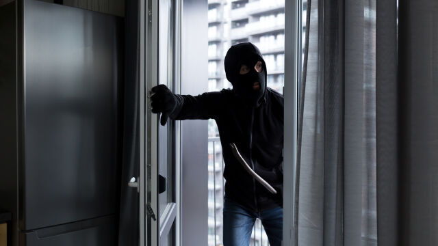 Крадци набелязват апартаментите и къщите който ще атакуват през социалните