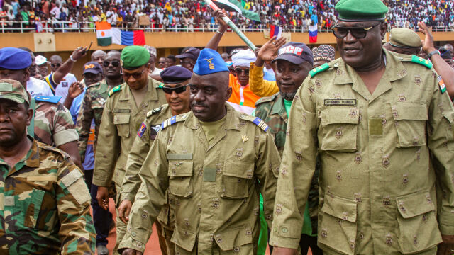 Военната хунта в Нигер оповести в неделя че затваря въздушното