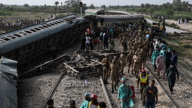 30 души са загинали а 90 са ранени при влакова