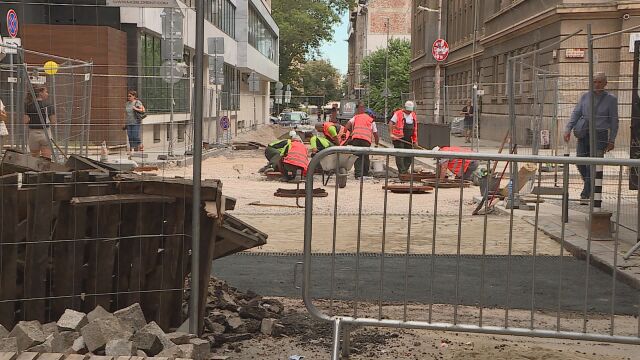 Малка но централна улица в София е разкопана вече една