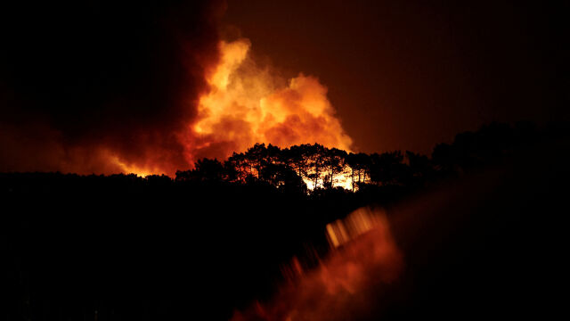 Евакуираха около 1400 души в Португалия заради пожарите там В