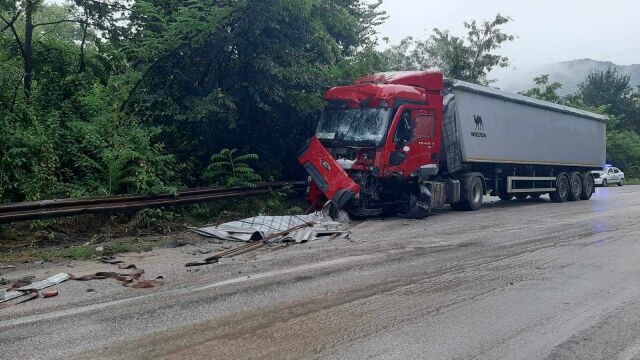 Два камиона се удариха на пътя Велико Търново Русе