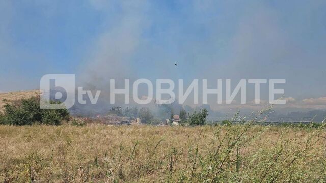 Голям пожар гори в близост до зеленчуковата борса в село