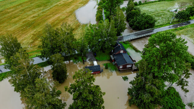 Мощната буря Ханс връхлетя Швеция и Норвегия наводнявайки домове и