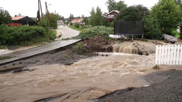 Бурята Ханс продължава да бушува в Северна Европа Стотици са евакуирани