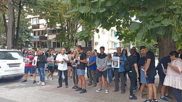 Цалапица отново излезе на протест Хората се събраха пред прокуратурата