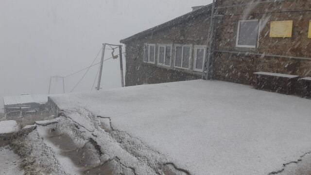 Отново заваля сняг на връх Мусала за това съобщават