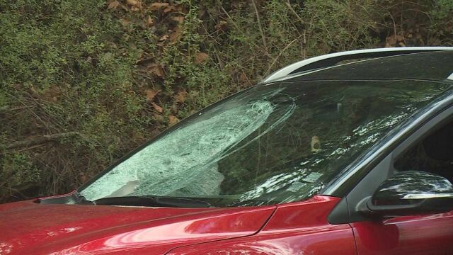 Камък падна върху предното стъкло на лек автомобил в Кресненското