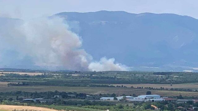Горят сухи треви между селата Новаково Леново и Тополово Пожарът