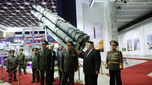 Севернокорейският лидер Ким Чен ун инспектира военни заводи включително завод за