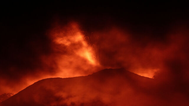 Вулканът Етна избухна тази нощ изхвърляйки лава и пепел високо