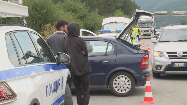 Автомобил с мигранти е заловен на магистрала Хемус Дрегерът на