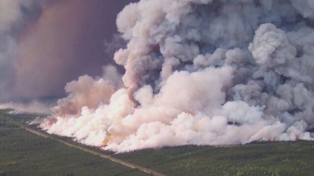 Горските пожари в Канада набират сила Хиляди са призовани да