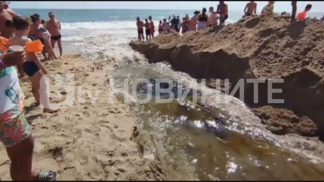 Пред погледите на десетки багер разкопа плажа в Обзор заради