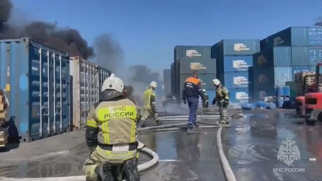Голям пожар гори на петролния терминал на руското пристанище Новоросийск