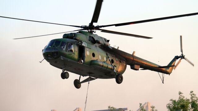 Хеликоптер Ми 17 с екипаж от 24 та авиобаза Крумово се включи