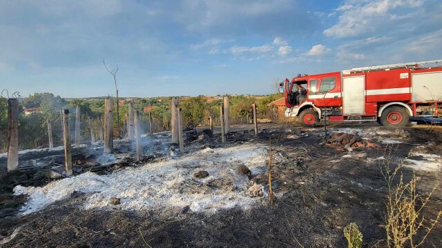 Тежка нощ за огнеборците в Хасковско Пожар изпепели къща и