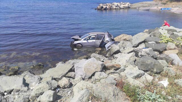 Кола падна в морето в Лозенец Инцидентът е станал до